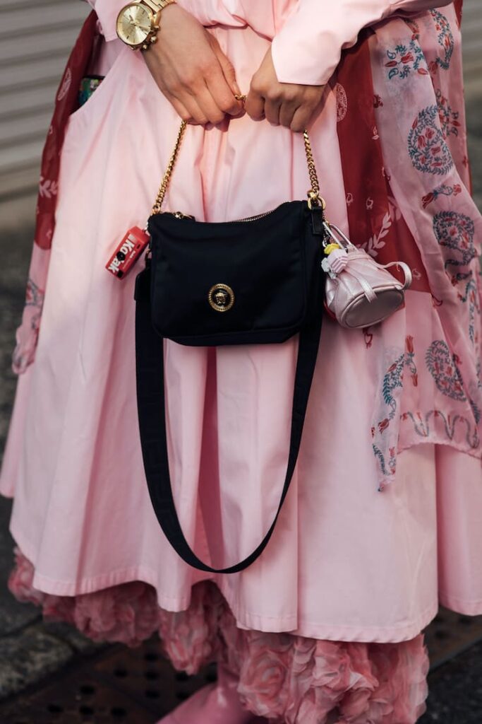 Borsa con bag charms funzionali