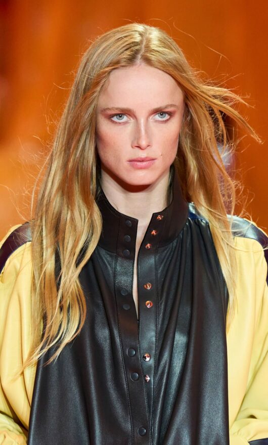 Capelli che virano al verde: perché succede e come rimediare