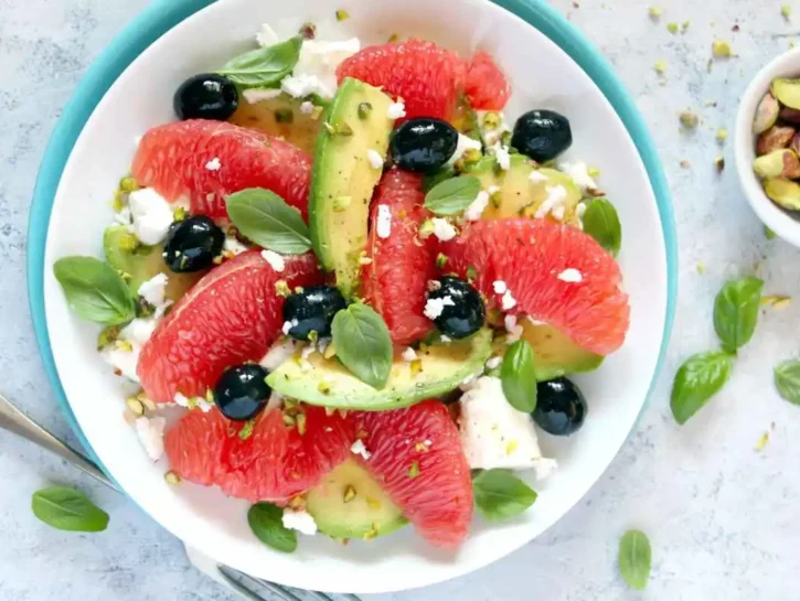 Insalate d’estate: avocado, pompelmi, feta, olive nere e pistacchi