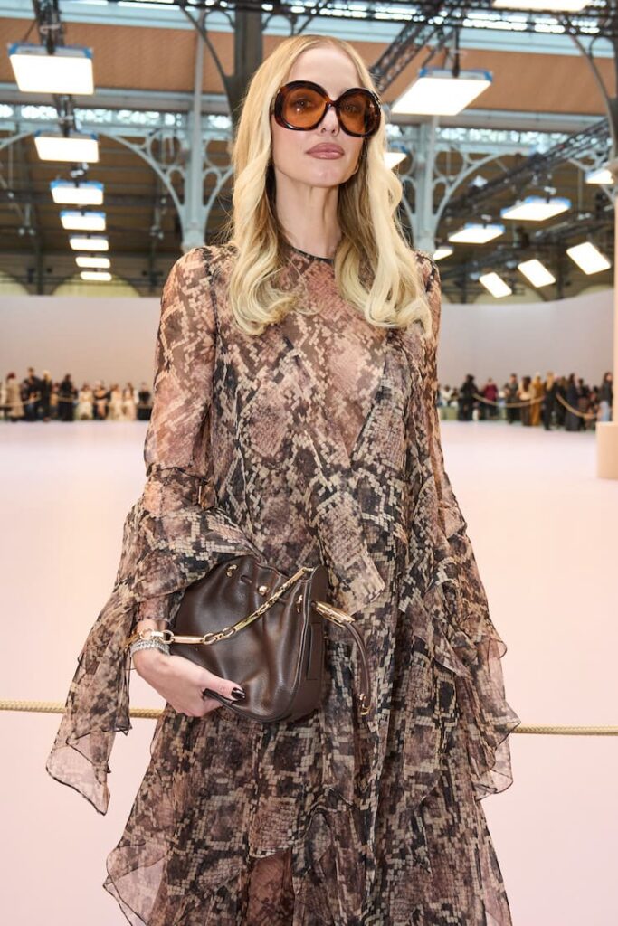 Ragazza con Occhiali da sole maxi