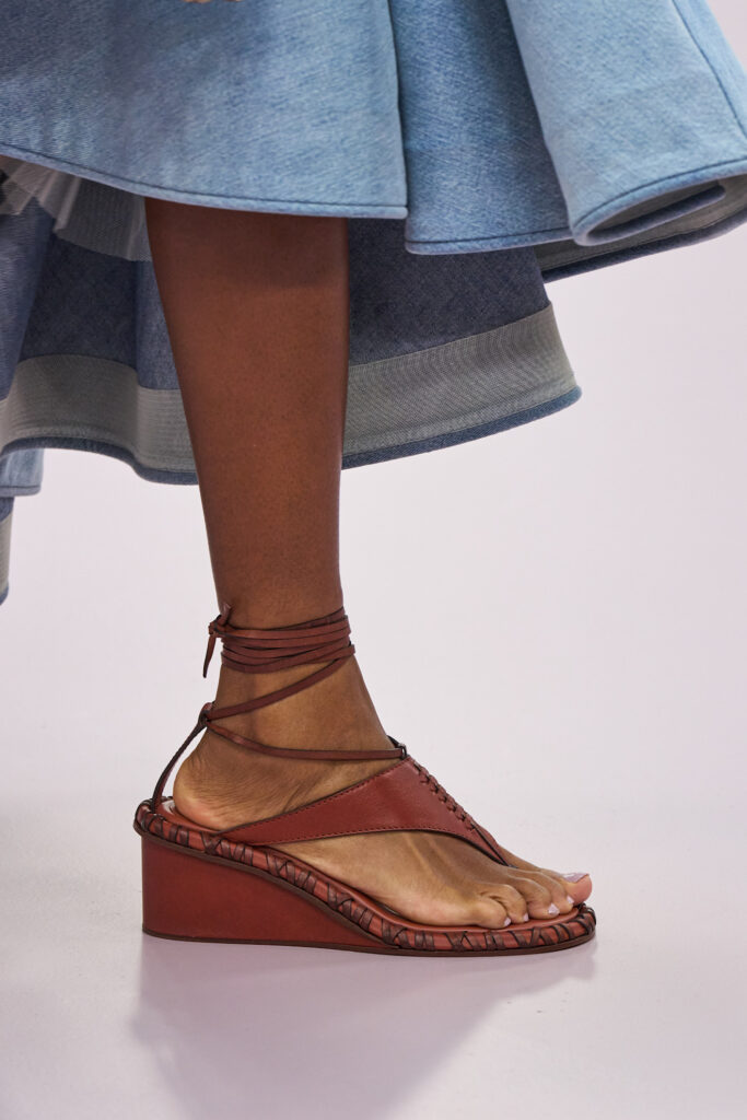sandali infradito con zeppa tendenza moda estate 2026