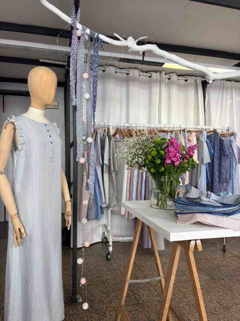 manichino con vestito e asta con vestiti appesi