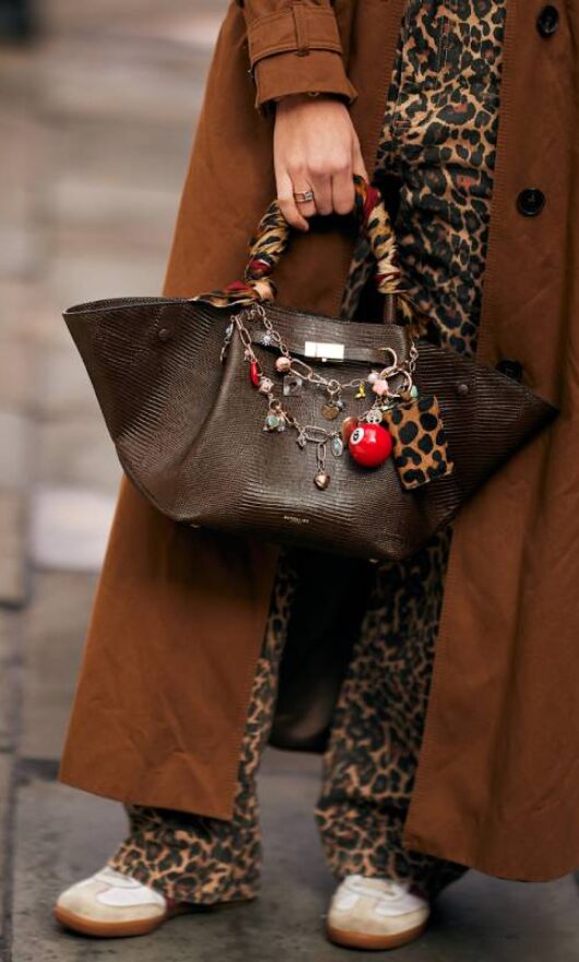 I bag charms 2026 hanno fatto l'upgrade: da semplicemente carini a carini ma con qualcosa in più