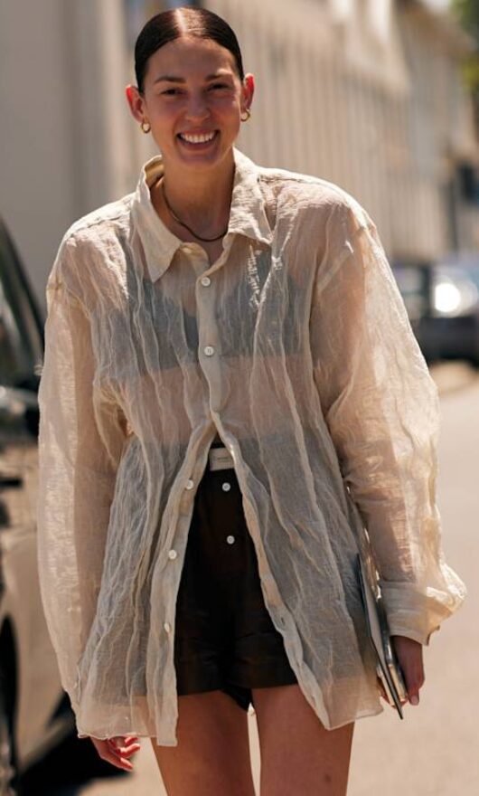 Camicia trasparente, ok. E sotto? Idee shopping per svoltare il look
