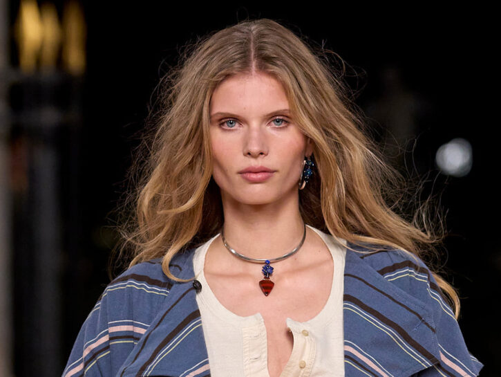 Capelli con radici sfumate: il fascino dei colori “vissuti”