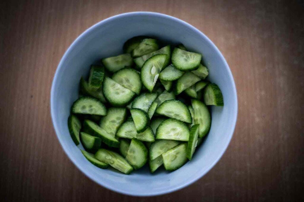 ciotola di cetrioli tagliati a pezzetti