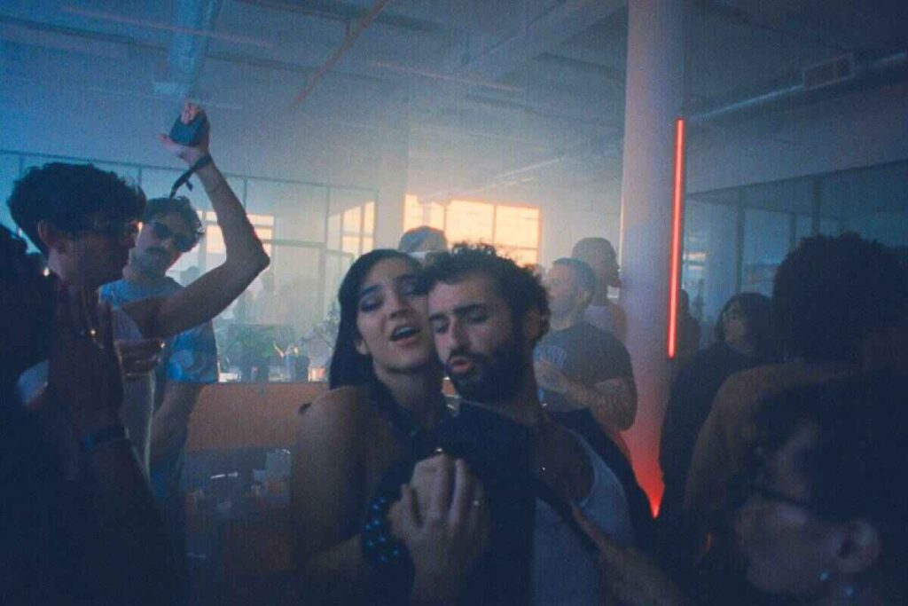 L'attore e regista Jordan Firstman balla con una ragazza in una scana del film Club Kid