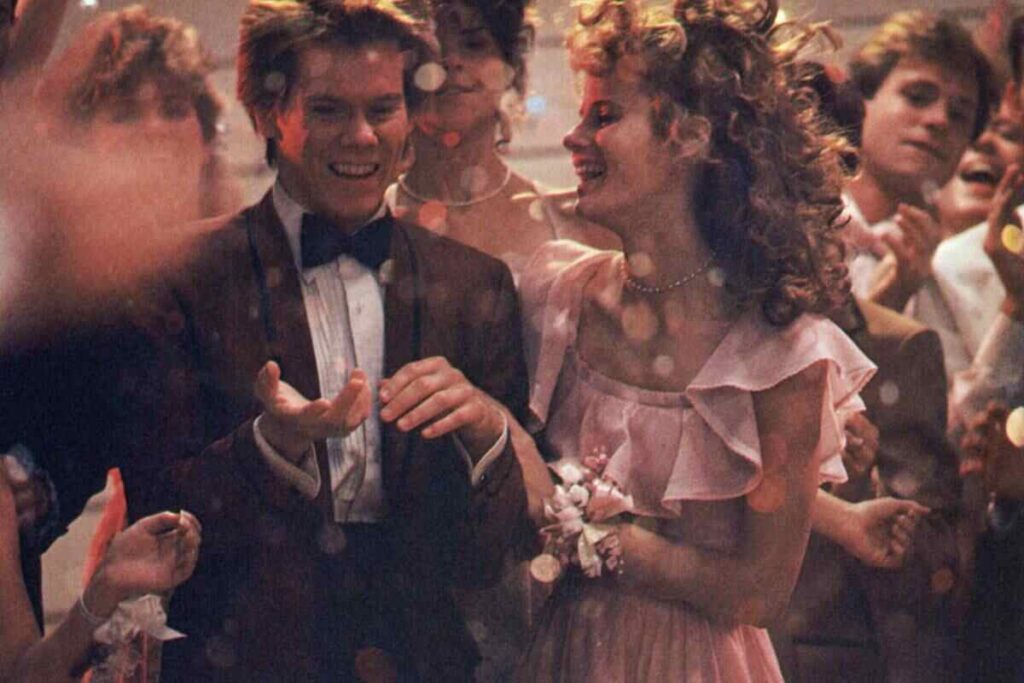 Gli attori Kevin Bacon e Lori SInger nella scena del ballo di fine anno scolastico del film Footloose