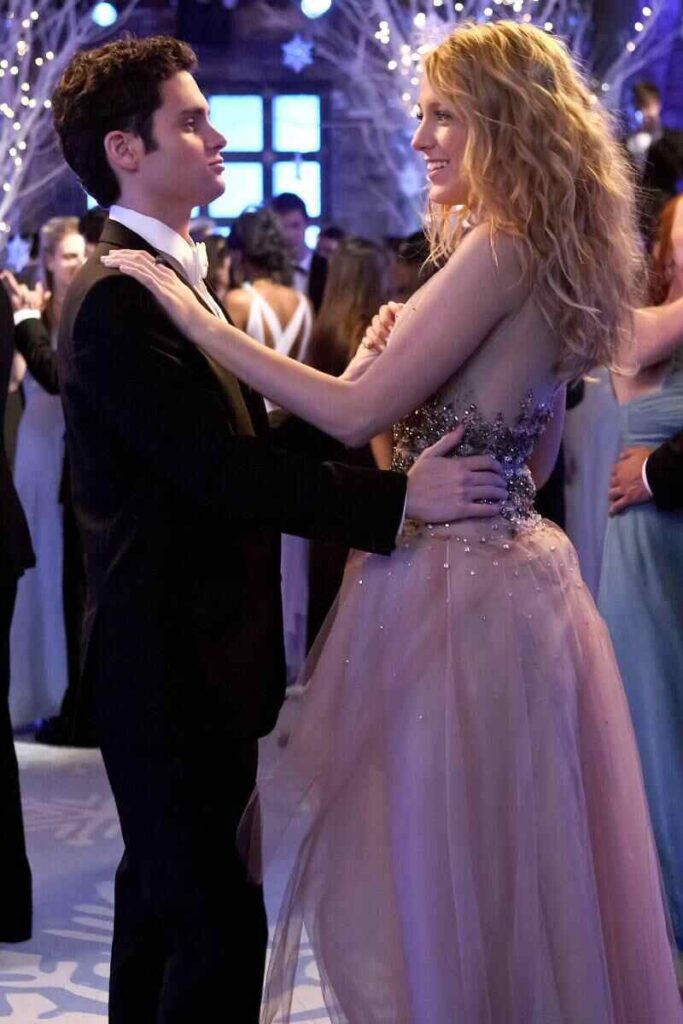 Gli attori Blake Lively e Penn Bagdley ballano un lento in un episodio della serie Gossip Girl