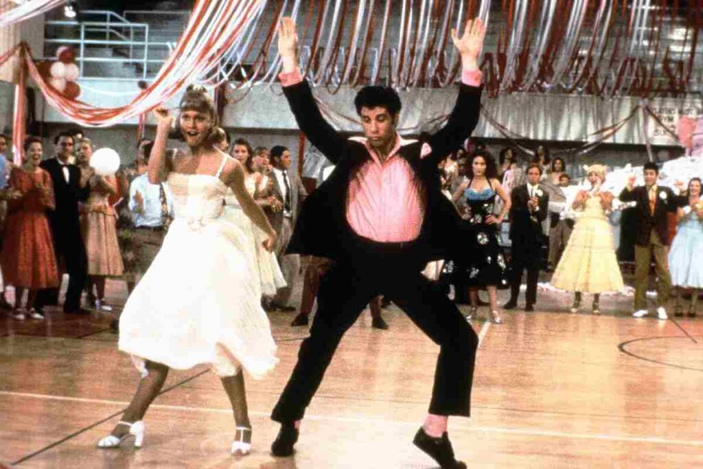 John Travolta e Olivia Newton John ballano in una scena di Grease (al prom-gara di ballo della scuola)