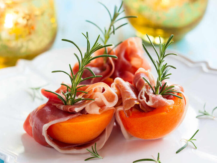 Involtini all'albicocca e speck: un'idea gustosa