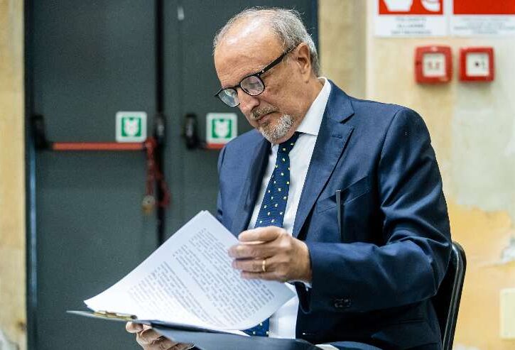 ivano fossati legge un foglio