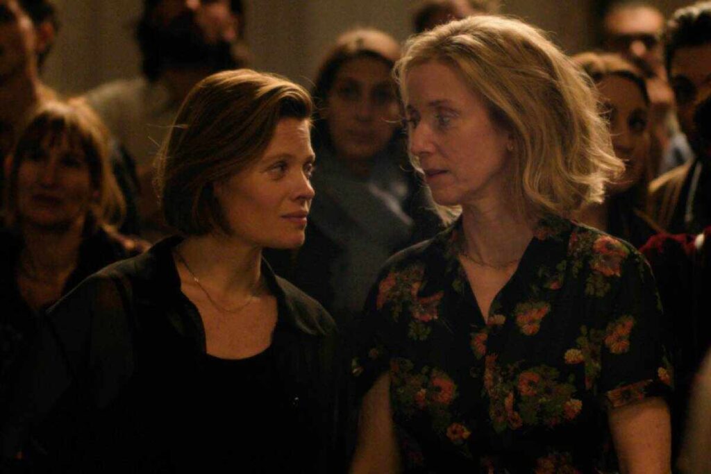 Due donne si guardano negli occhi: sono le attrici Léa Drucker e Mélanie Laurent in La vie d'une femme