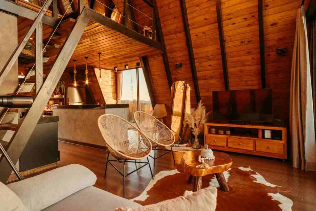 Mansarda alta in stile rustico in legno con sedie e tavolino