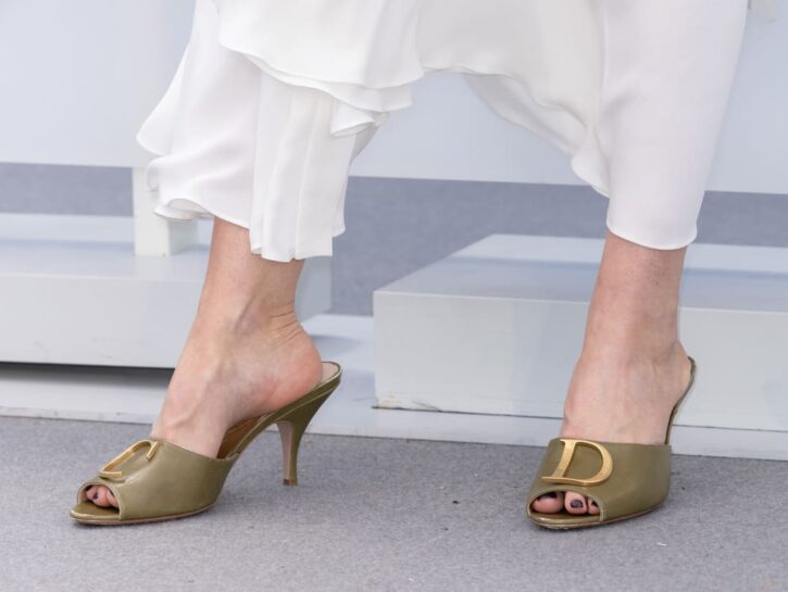 Piedi da sandalo in poco tempo? Ecco il pediluvio giusto