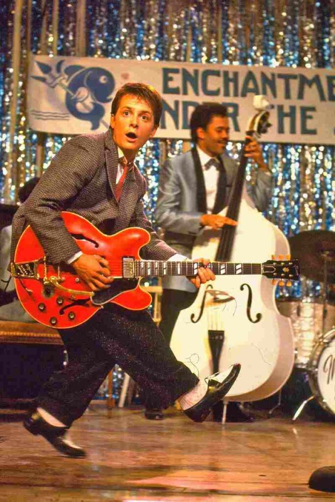 Michael J. Fox suona la chitarra al prom del film Ritorno al futuro