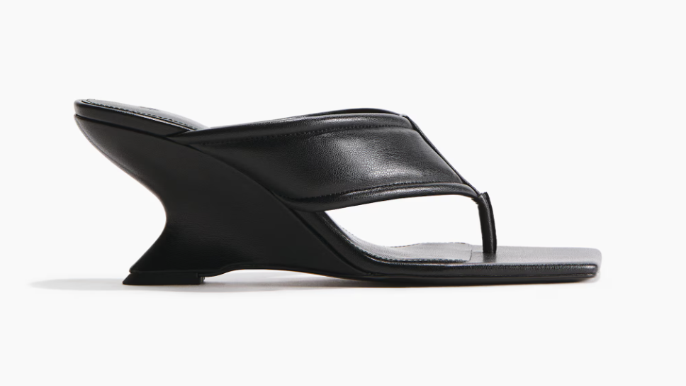 sandali infradito con zeppa tendenza moda estate 2026