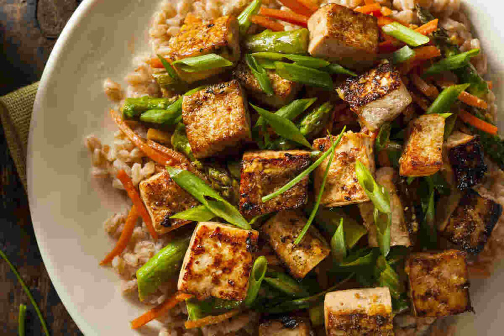 Piatto di tofu fritto con verdure saltate
