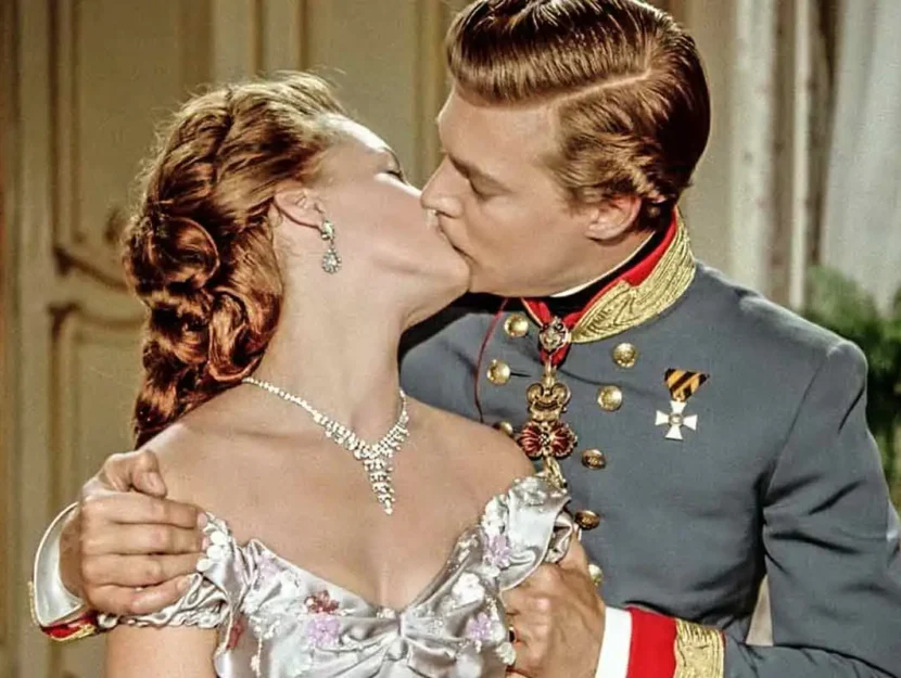 Il bacio tra Romy Schneider e Karlheinz Böhm in una scena del film "La principessa Sissi"
