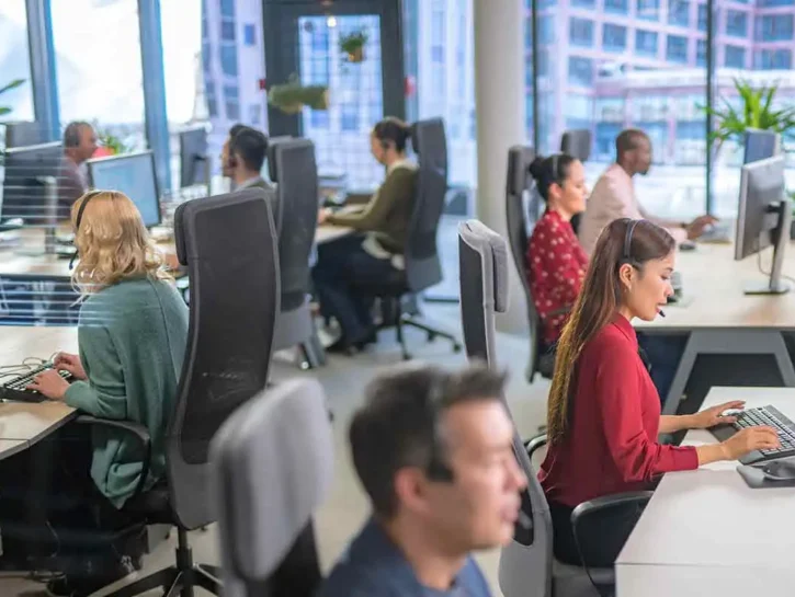 Intelligenza artificiale e lavoro, 425mila posti persi: ecco le professioni che rischiano di più
