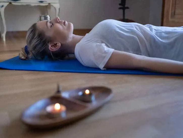 Yoga somatico, cos'è e perché aiuta a sciogliere stress e tensioni