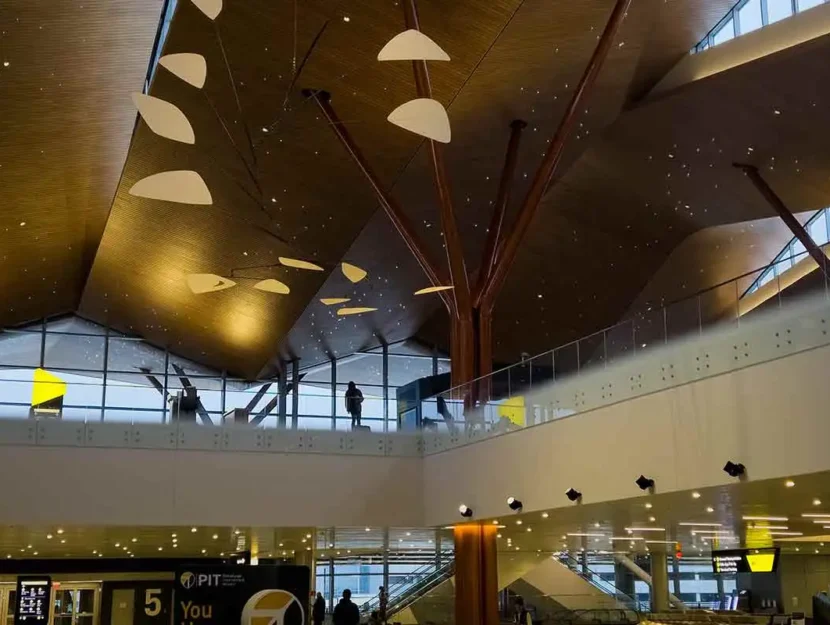 Vista dell'interno dell'aeroporto internazionale di Pittsburgh che mostra design e struttura durante una giornata di viaggi affollati