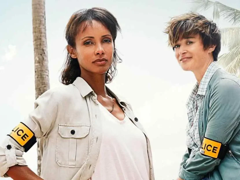 La comandante M&eacute;lissa Sainte-Rose e la capitana Ga&euml;lle Crivelli nella locandina di Delitti ai Tropici