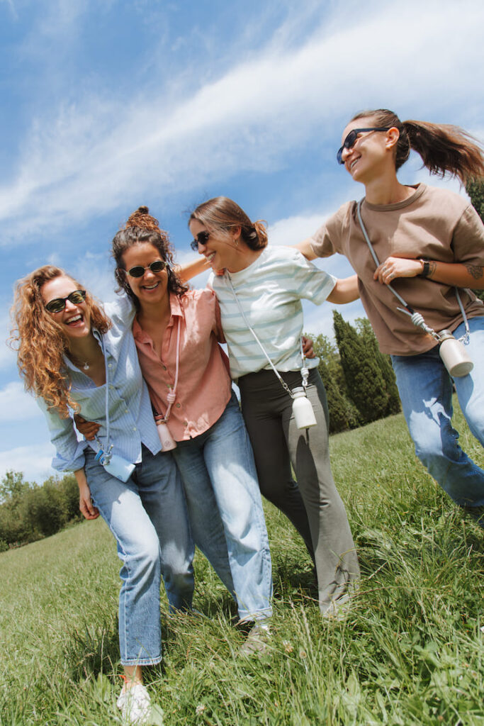 Ragazze con borracce a tracolla di 24Bottles