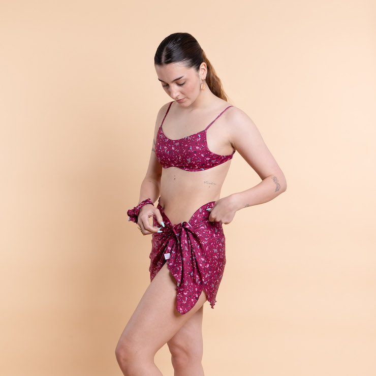 Modella con un bikini con scollo a U