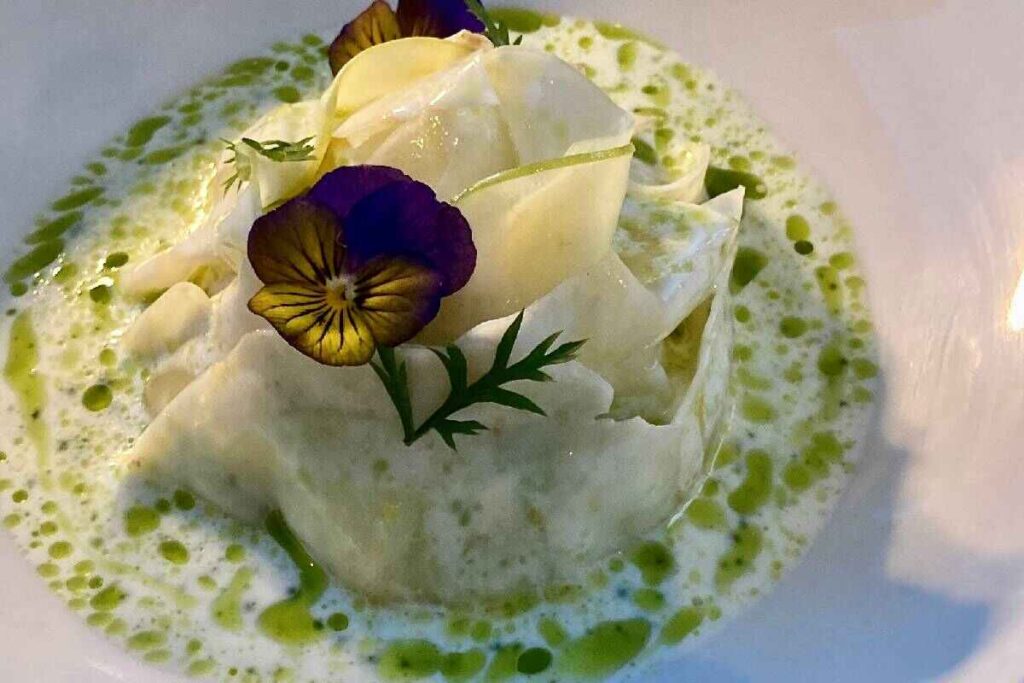 Piatto con insalata, fiore viola, fettine di mele del ristorante JAZ by Ana Ro&scaron; Poreč, Istria