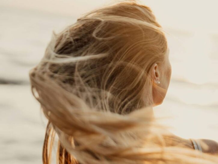 Capelli al mare: come proteggerli da sole, sale e vento