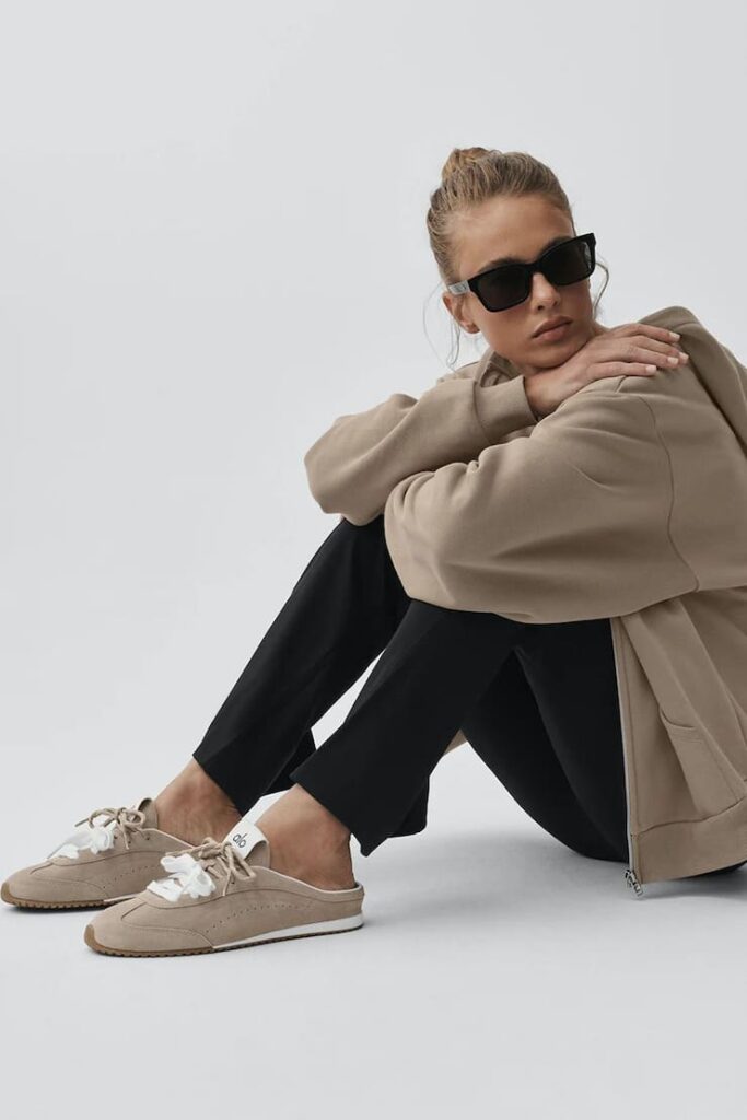 Modella indossa le scarpe da ginnastica senza tallone