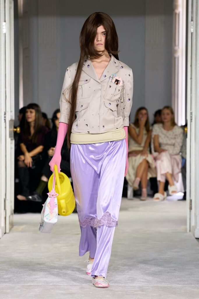 Modella con gonna sottovestesu pantaloni in sfilata da Ashley Williams