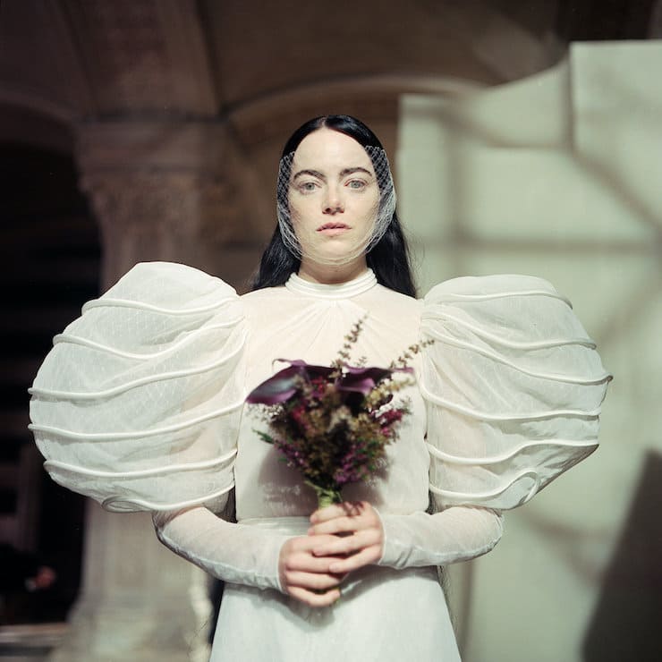Emma Stone con abito da sposa nel film POvere Creature!