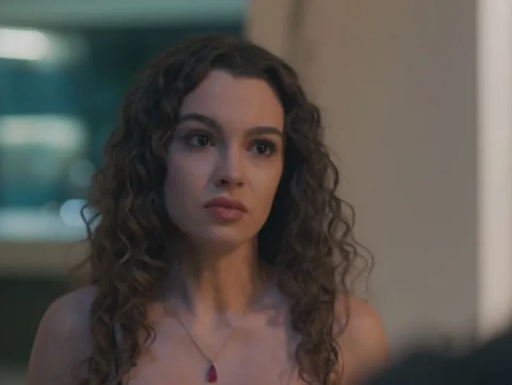 Racconto di una notte: Mediaset la taglia, ma in prima serata
