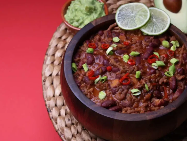 Chili con carne, fagioli e guacamole: tradizione in stile tex-mex