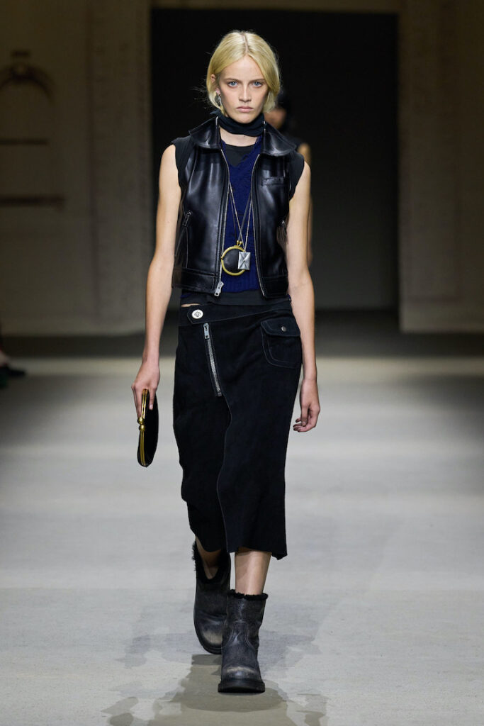 Modella con maxi collana con pendente alla sfilata di Coach