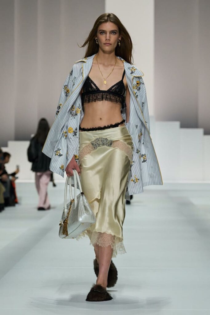 Modella con gonna sottoveste in sfilata da Dolce&Gabbana