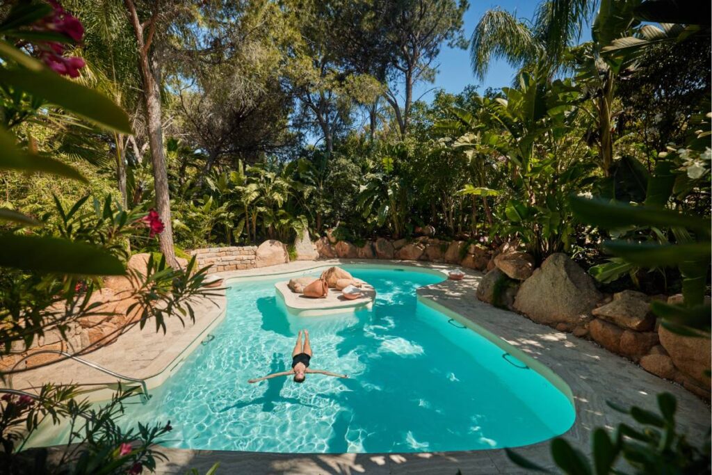 Floating in piscina salina Forte Village