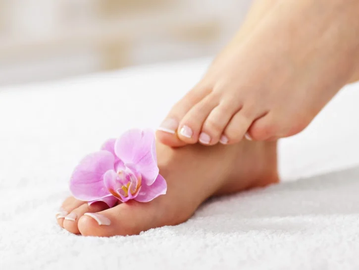 French pedicure, l'idea chic che rende impeccabili i piedi per tutta l'estate