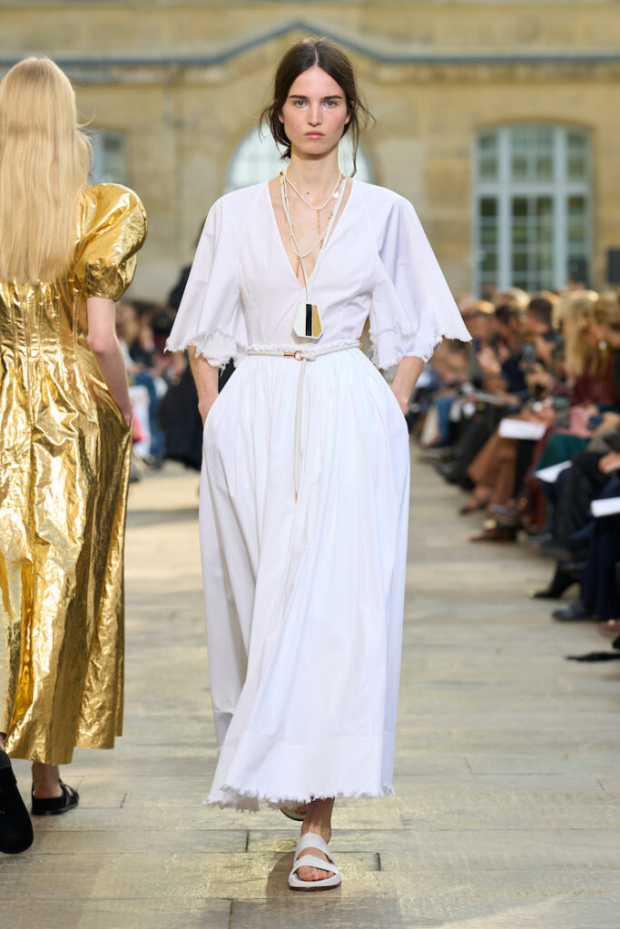 Modella con maxi collana con pendente alla sfilata di Gabriela Hearst