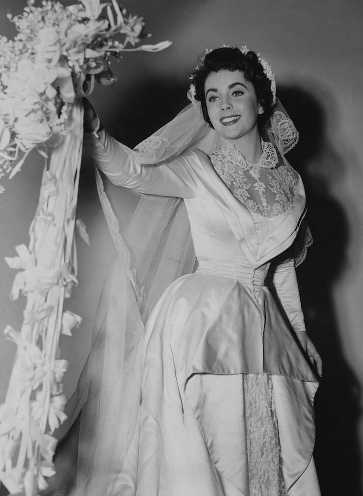 Liz Taylor con l'abito da sposa nel film Il padre della sposa