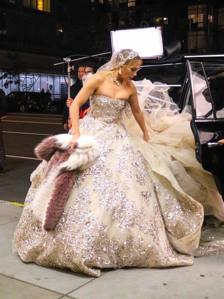 Jennifer Lopez in abiot da sposa nel film Merry Me