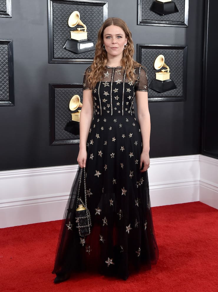 Ai Grammy 2020 Maggie Rogers con la borraccia Chanel