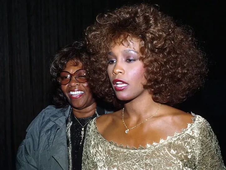 Whitney Houston gigantesca in 