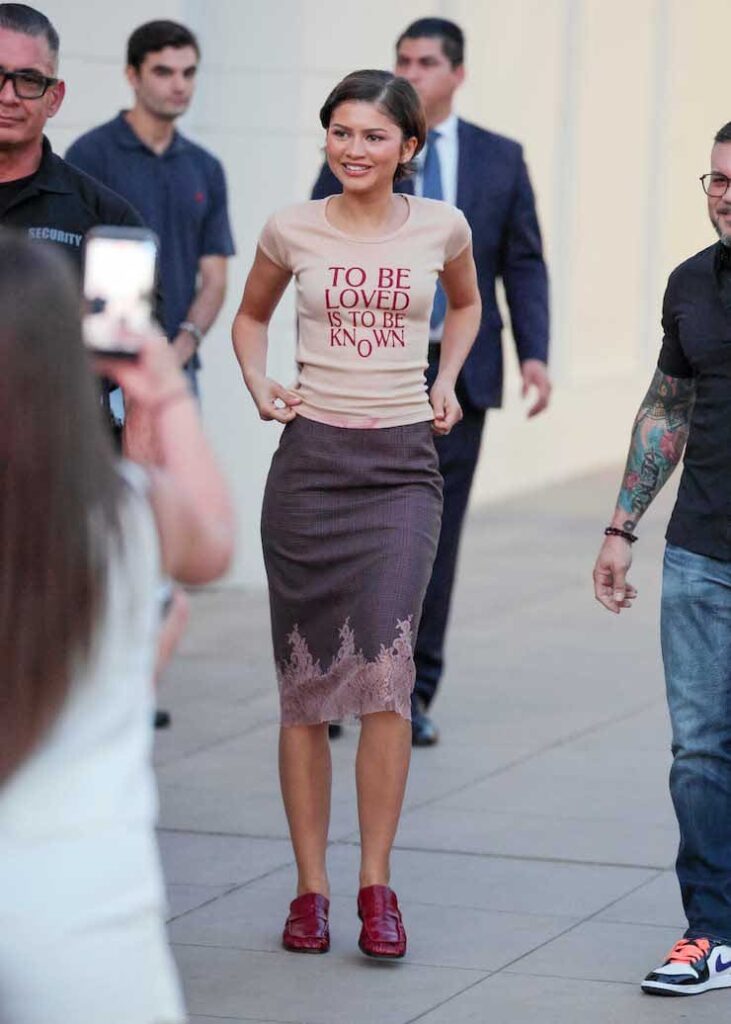 Zendaya con T-shirt con gonna sottoveste
