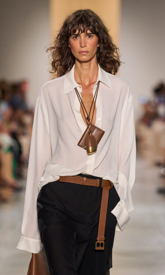 Le collane lunghe con pendenti tornano a svoltare il look. Hai detto «cool senza sforzo»?