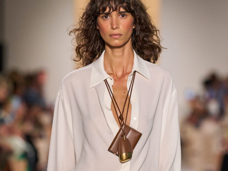 Le collane lunghe con pendenti tornano a svoltare il look. Hai detto «cool senza sforzo»?