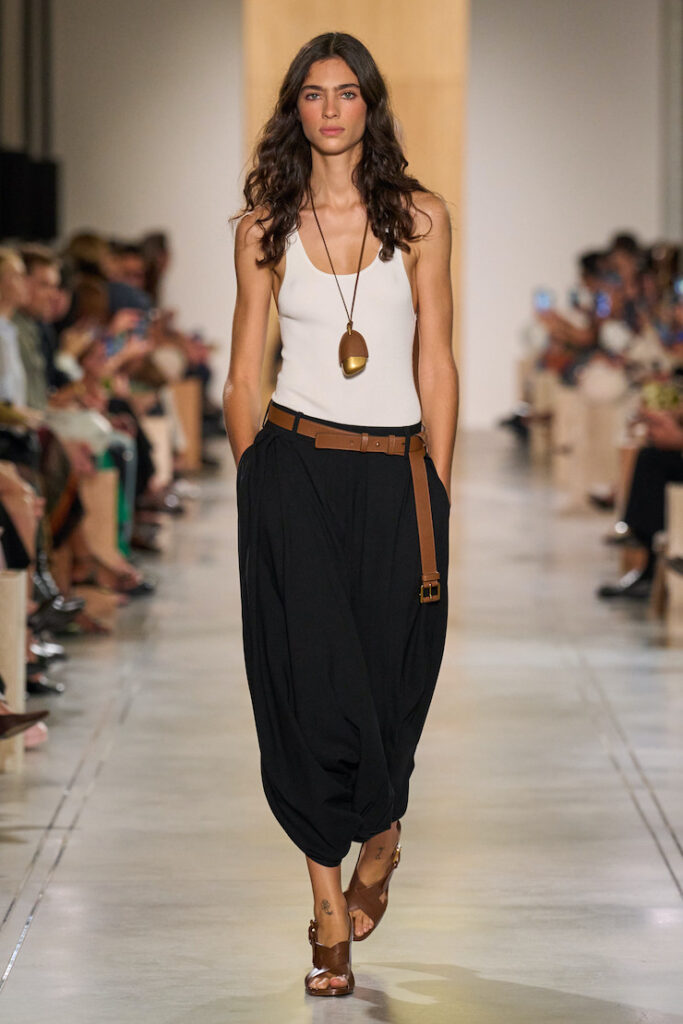 Modella con maxi collana con pendente alla sfilata di Michael Kors