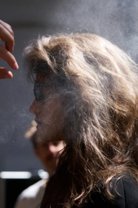 La lacca fa male ai capelli?